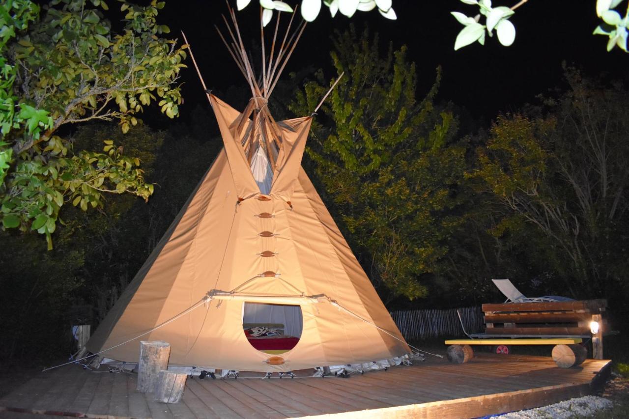 Nuit En Cheyenne Tipi A 500M De La Plage カンカル エクステリア 写真