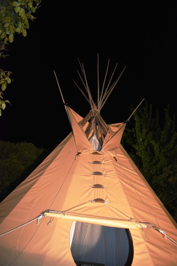 Nuit En Cheyenne Tipi A 500M De La Plage カンカル エクステリア 写真